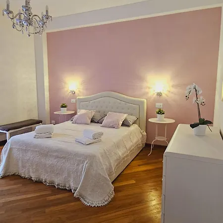 Apartament Queen Chic 2 *