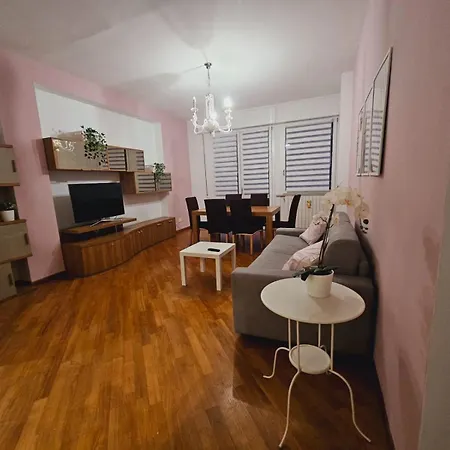 Apartament Queen Chic 2 *