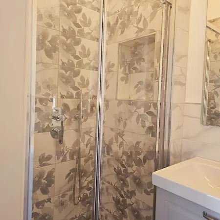 Apartament Queen Chic 2 *