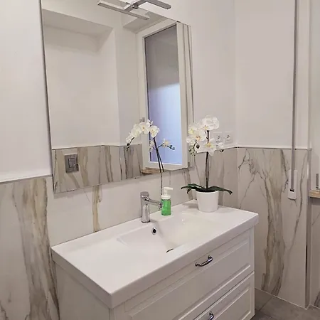 Queen Chic 2 * לה ספציה